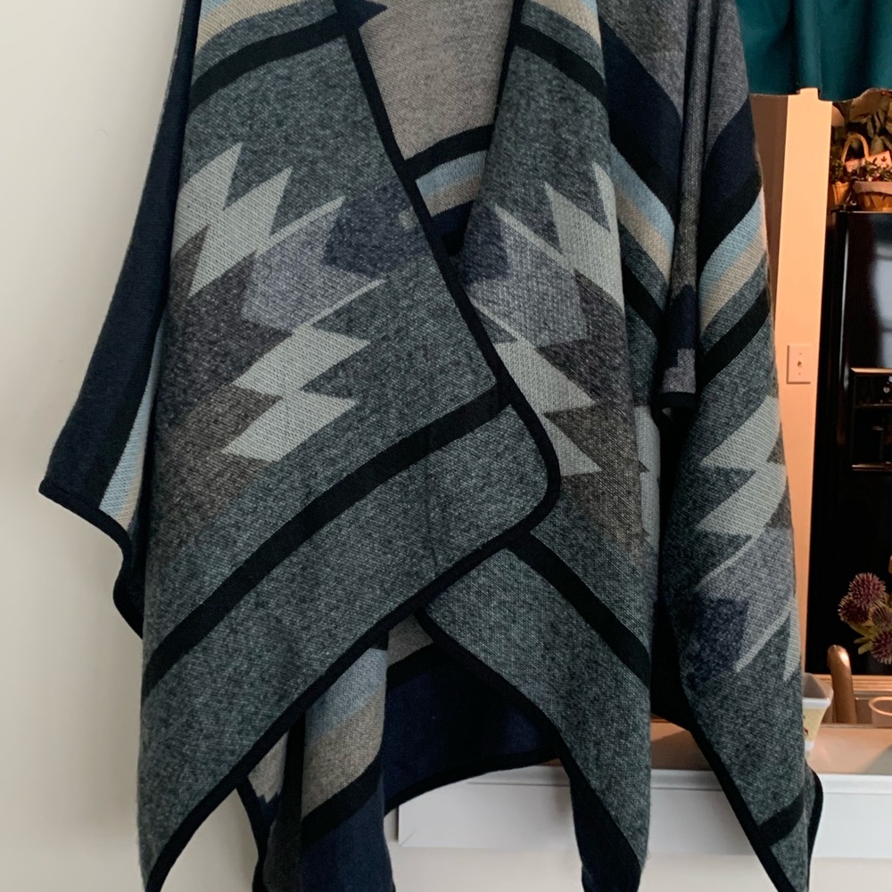 This & That Cape Poncho Wrap Like New